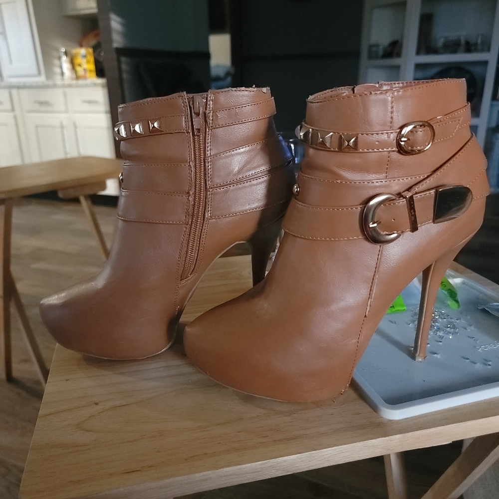 Stylish Boots - Picture 4 of 7